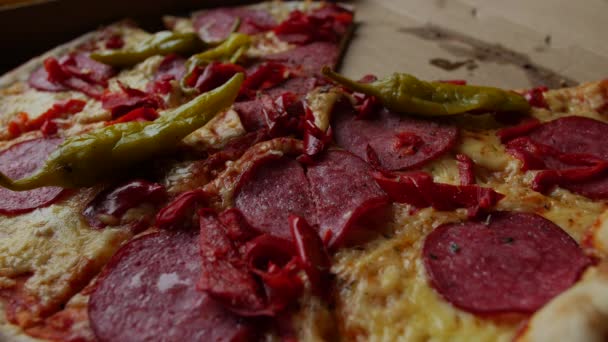 Tomando trozos de pizza . — Vídeos de Stock