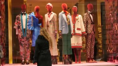 Milan, İtalya - 22 Şubat 2017: Monte Napoleone, Milan yaya yürümek görünümlü vitrin alışveriş - bahar günü