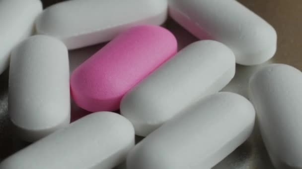 Médecine et drogues. De nombreuses pilules comprimés et capsules tournant sur fond argenté .