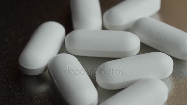 Pílulas médicas colocadas na mesa rotativa . — Vídeo de Stock