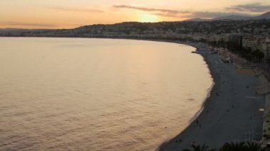 Havadan panoramik görünümü güzel Fransız Riviera Fransa alacakaranlık gece ışıklar.