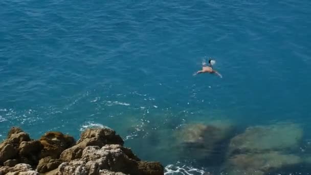 Bovenste deelvenster man zwemmen in transparante rustige turquoise zee. — Stockvideo