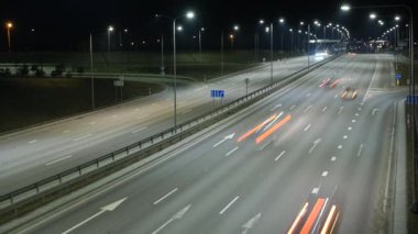 Uzun pozlama zaman atlamalı gece trafik Vilnius, Litvanya.