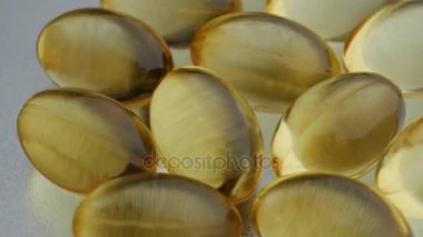 Balık yağı kapsülleri, döndürme, makro, yakın çekim.