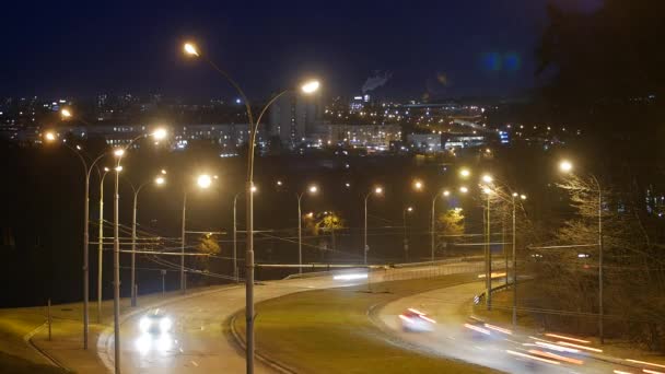 Zeitraffer, die Lichtspuren des Stadtverkehrs auf dem Hintergrund des Gebäudes. — Stockvideo