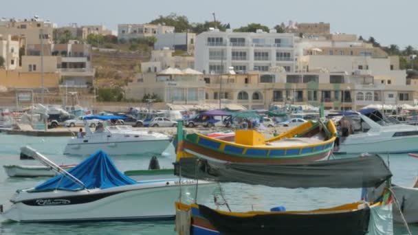 MARSAXLOKK, MALTA - 6 de julio de 2016: Hermosa arquitectura de pueblo pesquero con barcos de colores anclados en una bahía — Vídeo de stock