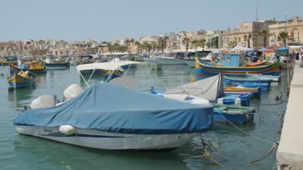 Malta 6. juli 2016. bunte typische boote in marsaxlokk - mediterranes traditionelles fischerdorf. — Stockvideo