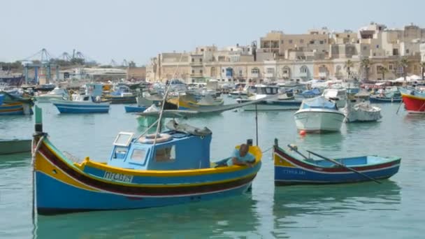 Marsaxlokk, malta - 6. Juli 2016: wunderschöne Fischerdorf-Architektur mit farbigen Booten in einer Bucht vor Anker — Stockvideo