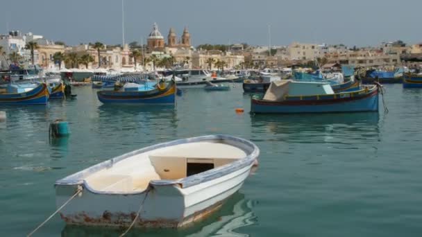 Marsaxlokk, Μάλτα - 6 Ιουλίου 2016: Αρχιτεκτονική της Βαβατσινιάς όμορφο ψαροχώρι με χρωματιστές βάρκες για αγκυροβολημένο σε έναν κόλπο — Αρχείο Βίντεο