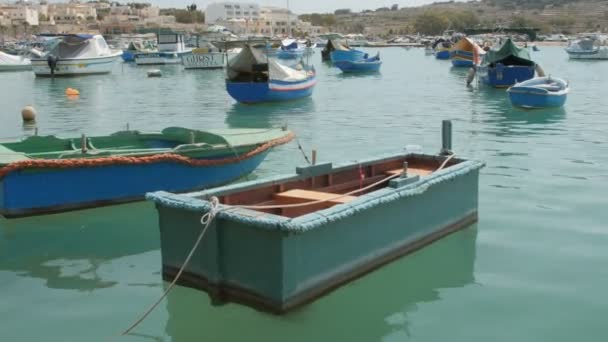 Malta 6 Temmuz 2016. Renkli tipik deniz araçları Marsaxlokk - Akdeniz geleneksel balıkçı köyü. — Stok video