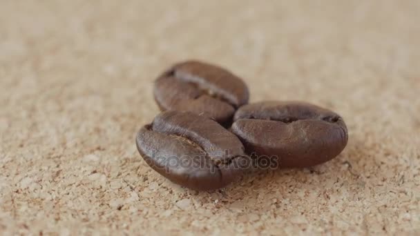 Három szemes kávé közelről barna háttér. — Stock videók