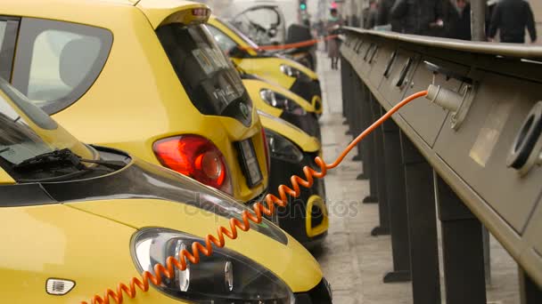 Electro auto opladen in de straat. — Stockvideo