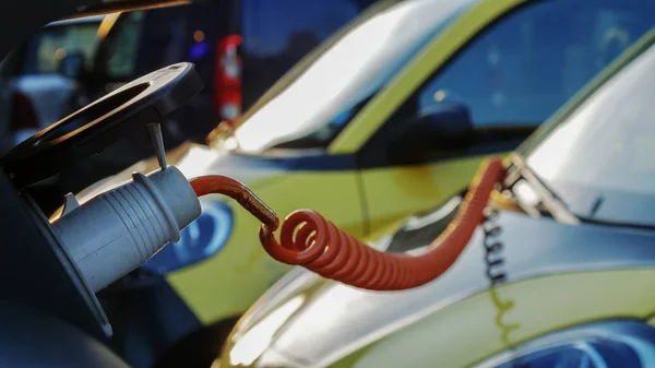 Elektrikli araba şarjı için güç kaynağı. Elektrikli araba şarj istasyonu.