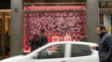 Milan, İtalya - 22 Şubat 2017: Monte Napoleone, Milan yaya yürümek görünümlü vitrin alışveriş - bahar günü