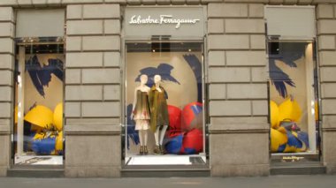 Milan, İtalya - 22 Şubat 2017: Monte Napoleone, Milan yaya yürümek görünümlü vitrin alışveriş - bahar günü