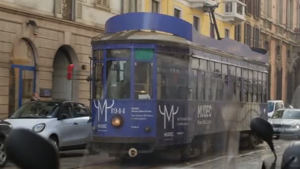 Milán, Italia - 21 de febrero de 2017. El antiguo tranvía azul sobresaliente pasea por las calles . — Vídeos de Stock