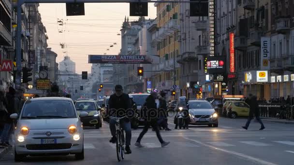 Milan, Italië - 21 februari 2017. Straatmening met bewegende voertuigen en voetgangers. — Stockvideo