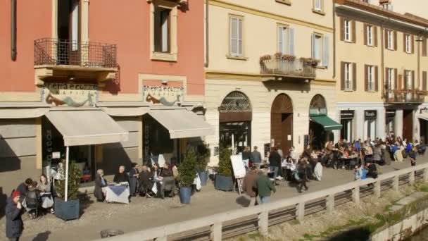 Milan - Şubat 2017 yaklaşık: Navigli turistik bölgesi, Evvelki bazı barlar ve restoranlar dolu Kanallar. — Stok video