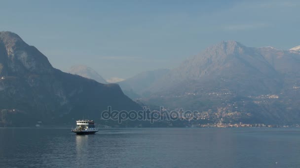 Veerboot varen door middel van een bergmeer. Het Comomeer, Italië. — Stockvideo