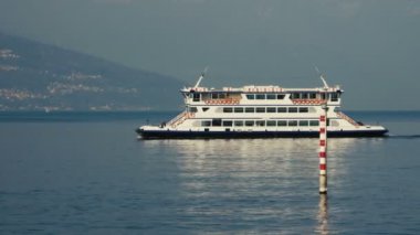 Lake Como, İtalya - 28 Şubat 2017: bir dağ gölü yelkenli tekneler.