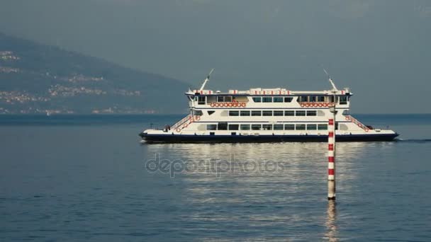 Lago de Como, Itália - 28 de fevereiro de 2017: barcos navegando através de um lago de montanha . — Vídeo de Stock