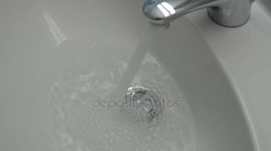 Sürekli olarak çalışan su musluktan su.