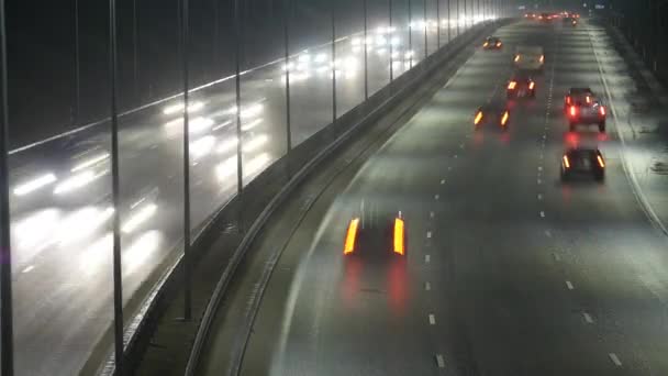 Lange blootstelling time-lapse nacht verkeer in Vilnius, Litouwen. — Stockvideo