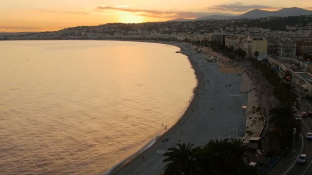 Havadan panoramik görünümü güzel Fransız Riviera Fransa alacakaranlık gece ışıklar. — Stok video