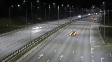 Uzun pozlama zaman atlamalı Batı Bypass gece trafik Vilnius, Litvanya.