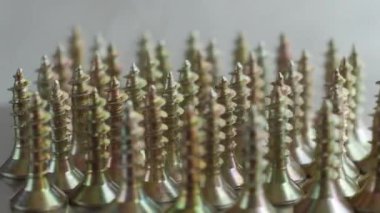 Gümüş arka plan üzerinde izole ağaç vidaları yığını