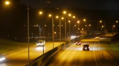 Şehirde trafik. Bir köprü üzerinden yüksek-açılı görünüş.