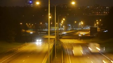 Şehirde trafik. Bir köprü üzerinden yüksek-açılı görünüş.
