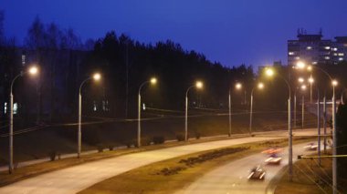 Şehirde trafik. Avenue hızlandırılmış.
