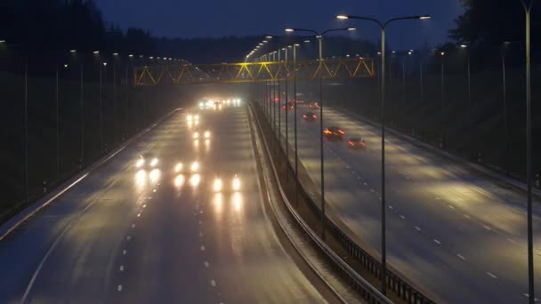 Lange blootstelling time-lapse nacht verkeer in Vilnius, Litouwen. — Stockvideo