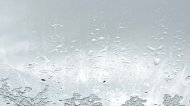 Bahar kar yağışı pencereye karşı birikir