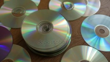 Optik diskler DVD ya da CD yığını düşen.