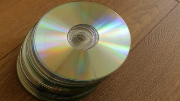Närbild av en bunt CD-skivor. — Stockvideo