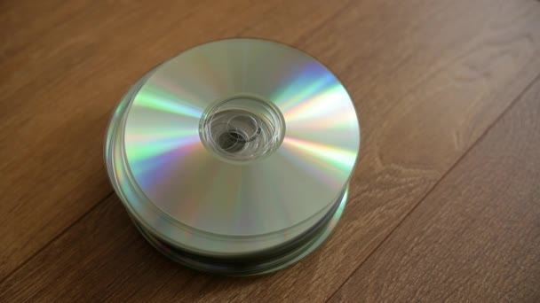 Bir yığın kompakt diskler closeup. — Stok video