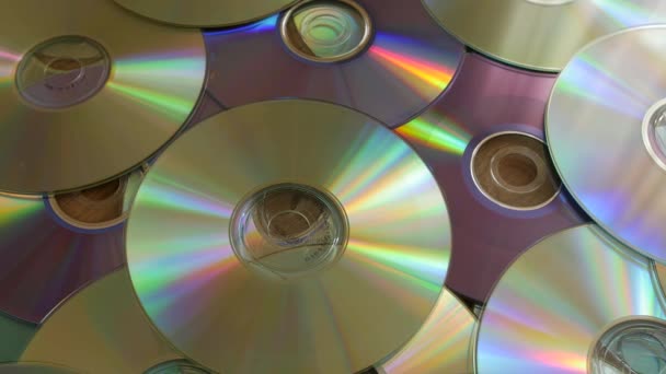 Discos ópticos que caem sobre pilhas de DVDs ou CDs . — Vídeo de Stock