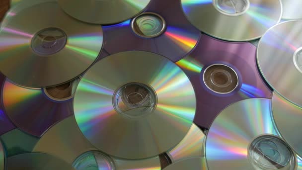 Optische Discs, die auf Stapel von DVDs oder CDs fallen. — Stockvideo