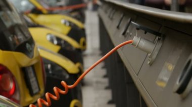 Sokakta elektro araba şarj.