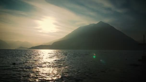 Bergen och sjön i kvällsljus av den nedgående solen. — Stockvideo