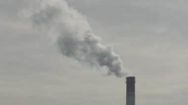 Fabrika bitki duman yığını üzerinden mavi gökyüzü arka plan.