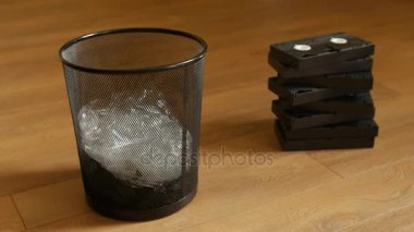 Çöp kovası içinde birkaç Vhs kaset.