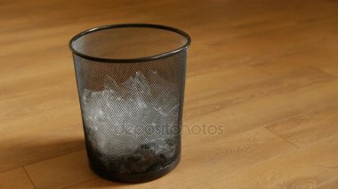 Çöp kovası içinde birkaç Vhs kaset.