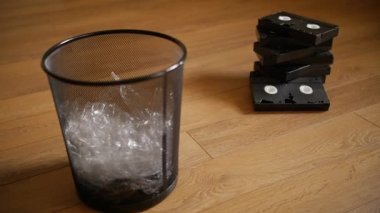 Çöp kovası içinde birkaç Vhs kaset.