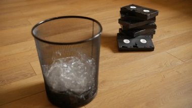 Çöp kovası içinde birkaç Vhs kaset.