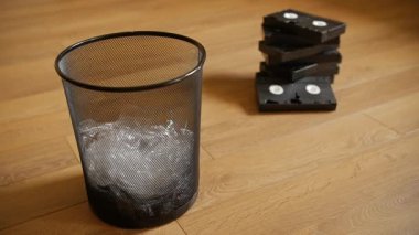 Çöp kovası içinde birkaç Vhs kaset.