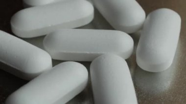 Tıbbi hapları tablo dönen üzerine yerleştirilen.