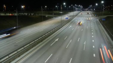 Uzun pozlama zaman atlamalı gece trafik Vilnius, Litvanya.